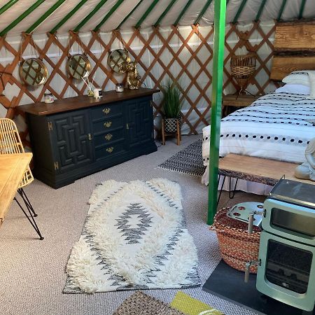 O Dan Y Coed Luxury Yurt With Hot Tub Hotel Chwilog Kültér fotó